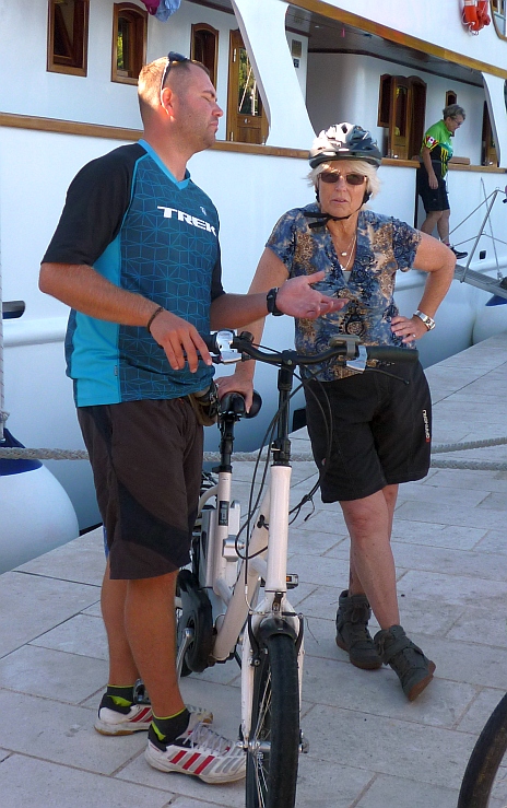 Neven gives a rider a lesson on the ebike.